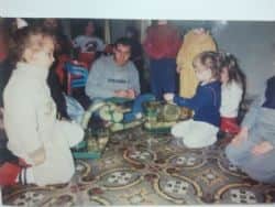 ילדים מתבוננים על אורח חים של עכברים