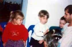 ילדים מלטפים דביבון - רקון רוחץ